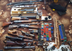 Искали двух воров, а обнаружили склад оружия: полиция обнаружила браконьеров