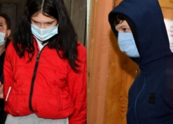 Убийц 2-летней девочки на Чеканах быстро увели от камер репортеров