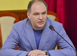 «А кто будет работать?» Правительство хочет ввести мораторий на прием на работу чиновников