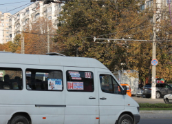 Двоих мужчин поймали во время кражи телефона в маршрутке