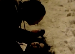 Подростки сняли на видео ожесточенную драку пьяных школьниц на снегу