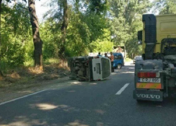 Перевернувшийся при ДТП автомобиль сняли на видео в Кишиневе