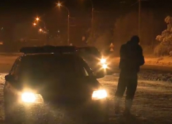 В Страшенах пьяный водитель протащил по земле и избил полицейского 