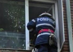 Двое малолетних детей оказались заперты в квартире на Ботанике: потребовалась помощь спасателей 