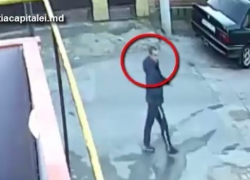 Полиция Кишинева ищет мужчину, избившего посреди улицы пожилую женщину