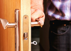 Мужчина стал жертвой «химоружия» при открытии своей входной двери в Оргееве