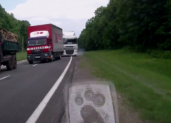 Удивительная реакция водителя спасла его от столкновения с грузовиками на встречке