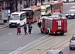 Умилительные кадры. Пожарные пришли на помощь старушке на дороге