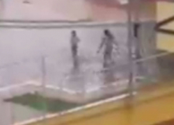 При ужасном ливне детей на Чеканах чуть не засосало в канализацию