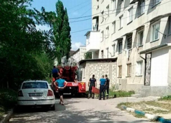 На Чеканах молодой человек выпрыгнул из окна пятого этажа, но остался жив, приземлившись на крышу пристройки