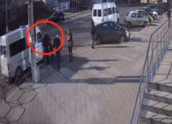 Столичная маршрутка едва не сбила мужчину с ребенком на зебре