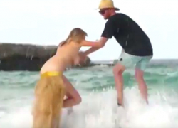 Падение со скалы супермодели с обнаженной грудью сняли на видео