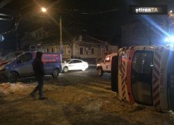 Момент столкновения машины скорой помощи и микроавтобуса попал в объектив видеокамеры 