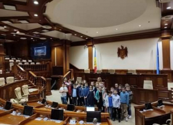 Депутат PAS объяснила политику партии второклашкам