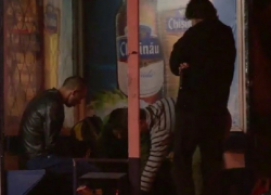 Жестокое избиение девушки и ее друзей в центре Кишинева совершили трое хулиганов