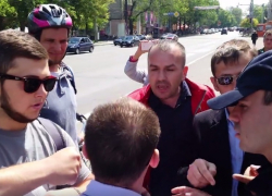 В центре Кишинева активисты DA устроили потасовку с журналистами