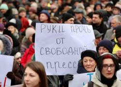 «Долой». Народ собрался у парламента с протестами, депутаты PAS не вышли