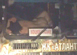 Секс обнаженной парочки в маршрутке показал возмущенный украинец