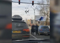 На Ботанике двое водителей устроили разборку прямо посреди дороги