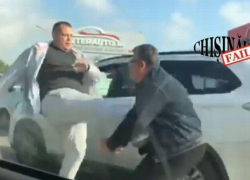 Драка в Кишиневе - водитель избил другого водителя за то, что тот повредил ему зеркало