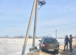 Автомобиль под Унгенами врезался в «аномальную» электроопору
