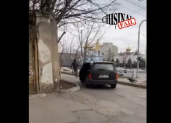 В Кишиневе молодые парни на машине намеренно пытались задавить бомжа