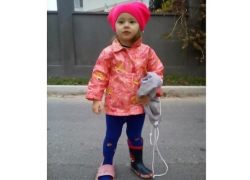 В Кишиневе на Рышкановке обнаружили странно обутую маленькую девочку без присмотра