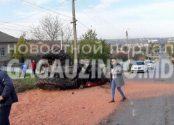 В Молдове перевернулся трактор с зерном, инцидент произошел на улице имени Ленина
