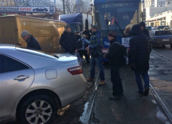 «Перегидрольный блондин» вынудил жителей Одессы перенести его иномарку с трамвайных путей