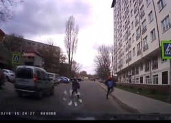 Второй случай за неделю: автомобиль не пропустил детей на пешеходном переходе