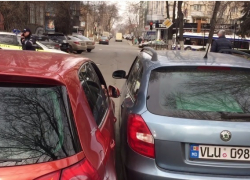 Две "притёршиеся" машины заблокировали улицу в центре Кишинева