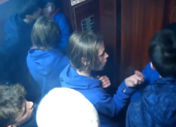 Малолетние хулиганы заплевали лифт в подъезде дома на Ботанике