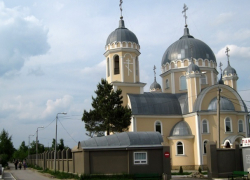 Труп мужчины обнаружили на воротах кладбища "Дойна" в Кишиневе