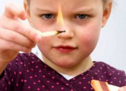 Тяжелые ожоги груди и ног получила оставленная без присмотра девочка в Унгенах 