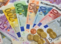 Жители Молдовы массово продают доллары и евро
