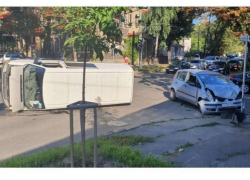 В столице произошла авария, дама за рулём Mitsubishi повалила набок микроавтобус