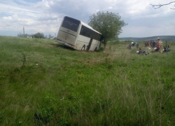 Автобус с туристами из-за водителя-лихача попал в ДТП и чуть не перевернулся в Яловенах 
