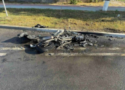 В Сынжерее мотоцикл вспыхнул после лобового удара: пострадали супруги