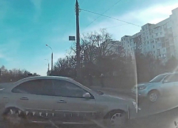 Водитель-лихач едва не спровоцировал двойное ДТП в Кишиневе 
