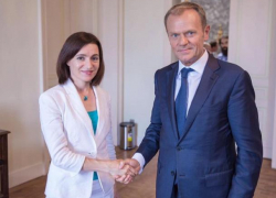 Deschide смакует выступление Туска, в котором тот призвал голосовать за Санду