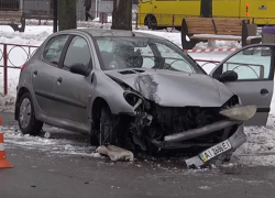 Пьяная девушка сбила двух человек на зебре под Киевом: одна жертва погибла 
