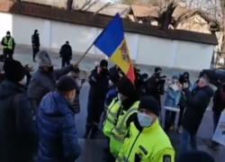 "Язык свиней". Прорумынские фашисты оскорбляют русских в Кишиневе, у здания КС