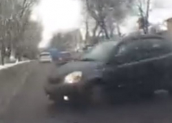 Чудовищный маневр девушки за рулем малолитражки заставил столичного водителя совершить рискованный "полет" на тротуар