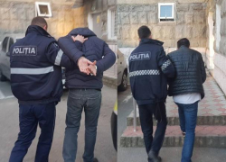 Двое злоумышленников ограбили пенсионерку на остановке транспорта