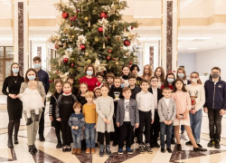 Президент зовет желающих фотографироваться у елочки в президентуре