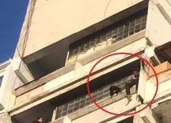 Смертельный прыжок с балкона многоэтажки на Рышкановке попытался совершить несовершеннолетний парень