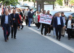 Коммунисты и Партия ШОР протестовали перед НАРЭ против подорожания энергоресурсов