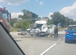 Жуткие последствия столкновения микроавтобуса с КамАЗом сняли на видео в Молдове