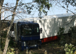 Водитель из Бендер чудом выжил в перевернувшейся фуре 