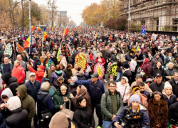 50 000 протестующих в один голос скандировали: Долой Майю Санду!